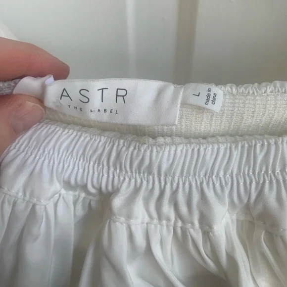 ASTR the Label Cherie White Off Shoulder Ruffle Top Large - Picture 3 of 9